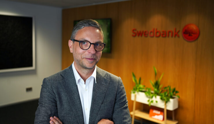 Oliver Olt seismas Swedbank logo ees.