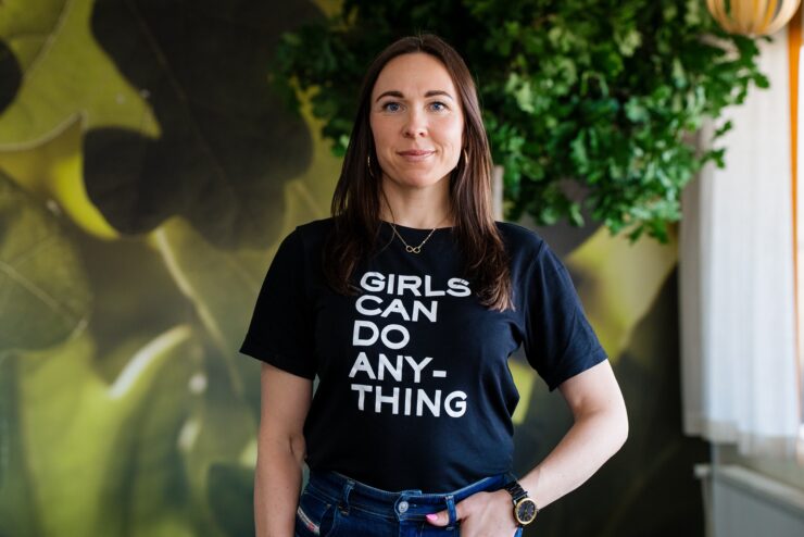 Motiveeriva särgiga "GIRLS CAN DO ANYTHING" särav naine seismas sihikindlalt.