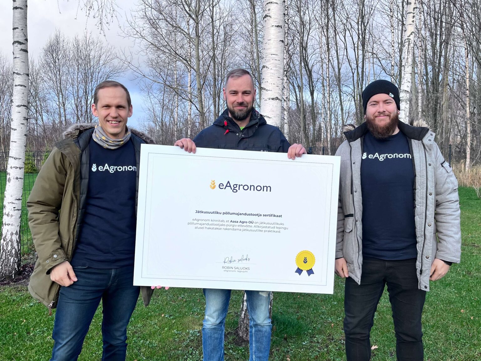 Toredad kolm eAgronomi meest hoidmas plakatit naerusuul.