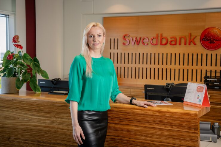Pildi keskel on Swedbanki töötaja, Maie Savtšenko.