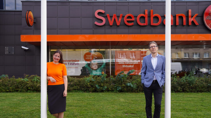 Majanduse analüütikud Swedbanki Liivalaia maja ees.