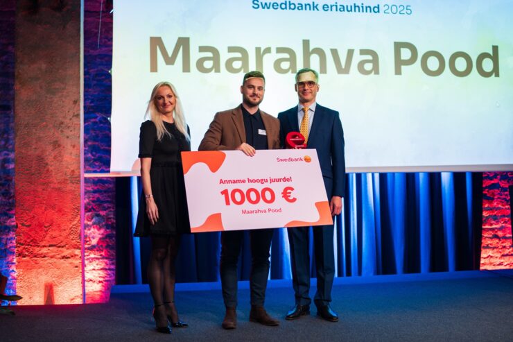 Pildil on Swedbanki eriauhinna võitnud Maarahva Poe esindajad.