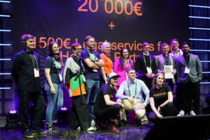 Pildil on erinevad inimesed, kes seisavad suure lava peal. Tegu on Prototroni võistluse võitjate ning võtmetegelastega.