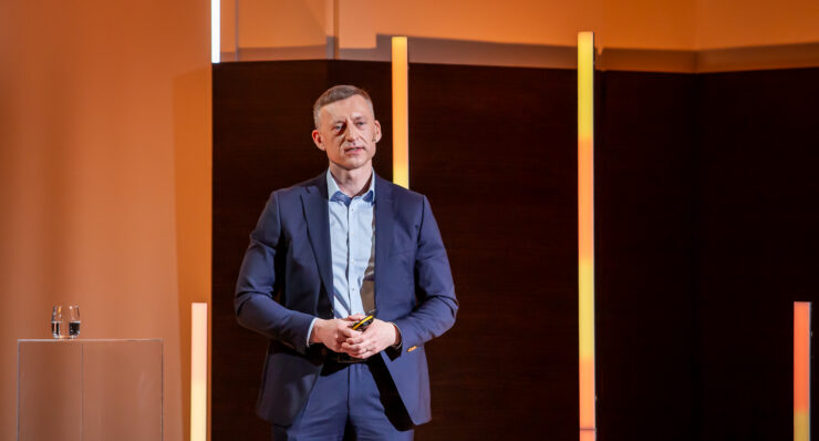 Raul Kirsimäe, kes seisab rahuliku näoga laval.