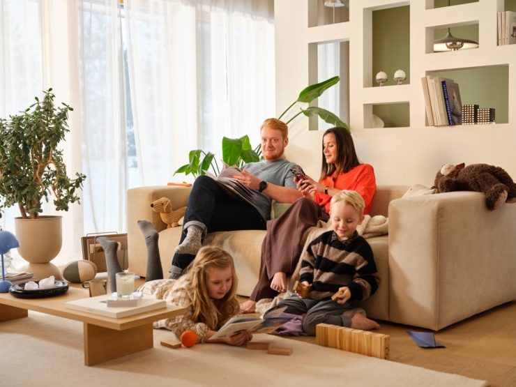 Perekond elutoas istumas