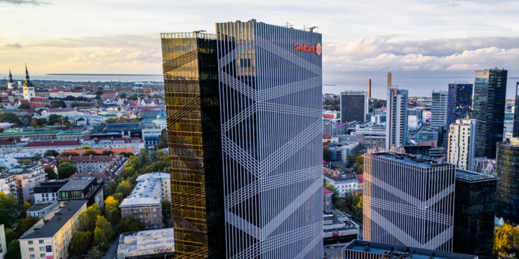 Tallinna Arteri kvartal suvisel hommikul. Pildil keskmes Swedbanki uus peahoone.