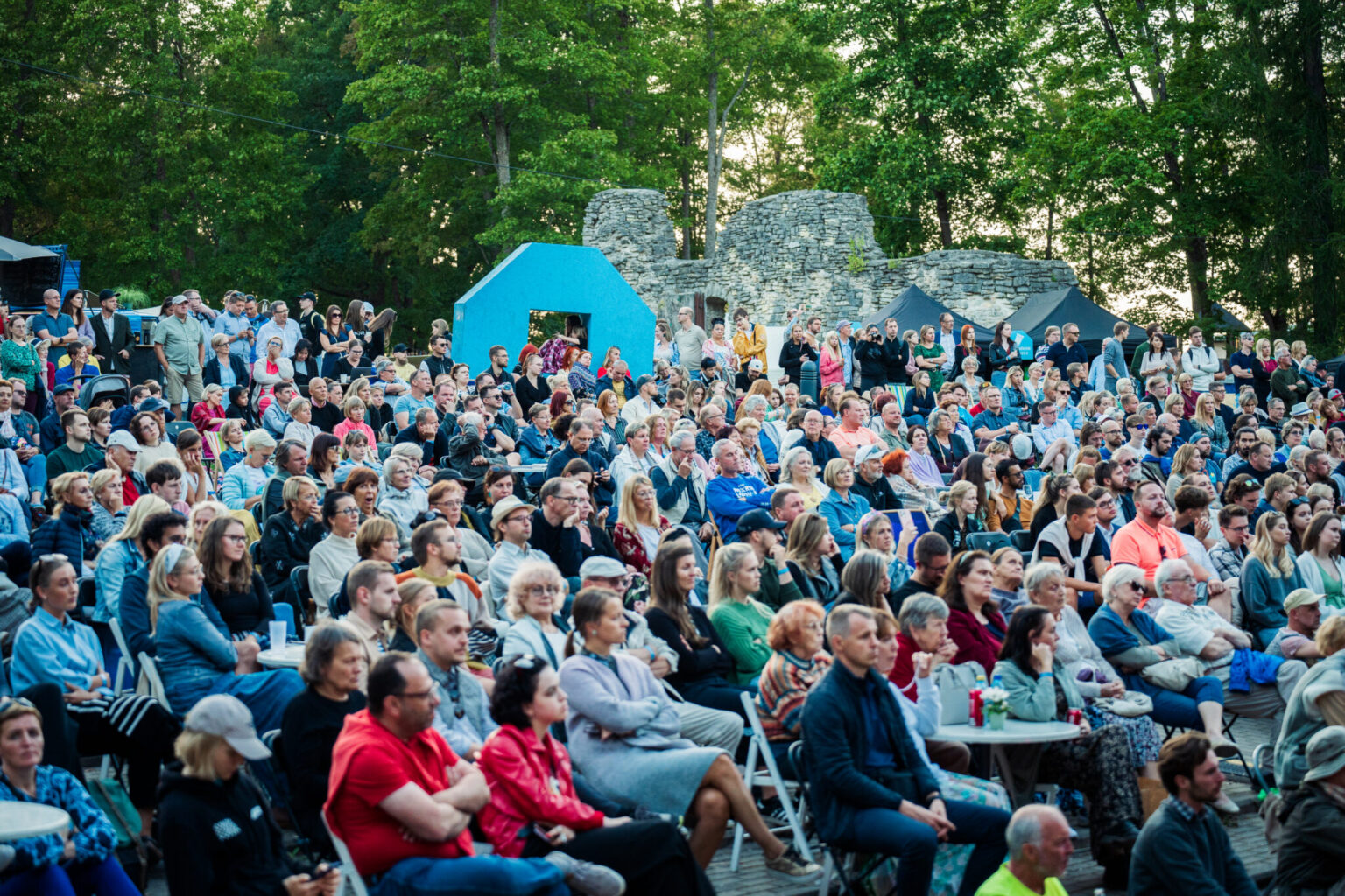 Pildil on Arvamusfestivali pealava ees olev vaatajaskond. Ilm on mõnus suvine.