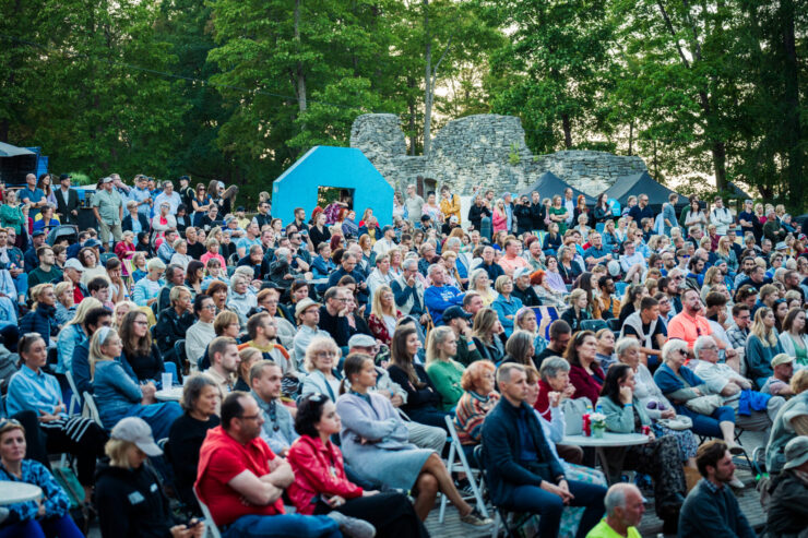 Pildil on Arvamusfestivali pealava ees olev vaatajaskond. Ilm on mõnus suvine.