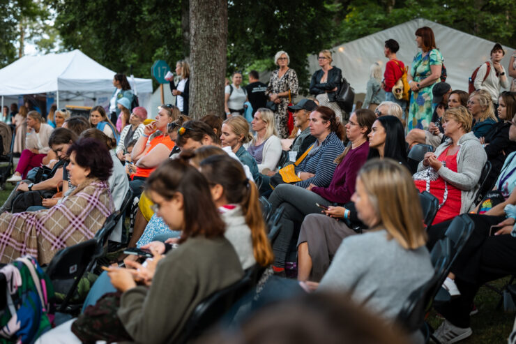 Arvamusfesivali haridusala. Pildil on Arvamusfestivali külastajad, kes tulid paneeli kuulama.