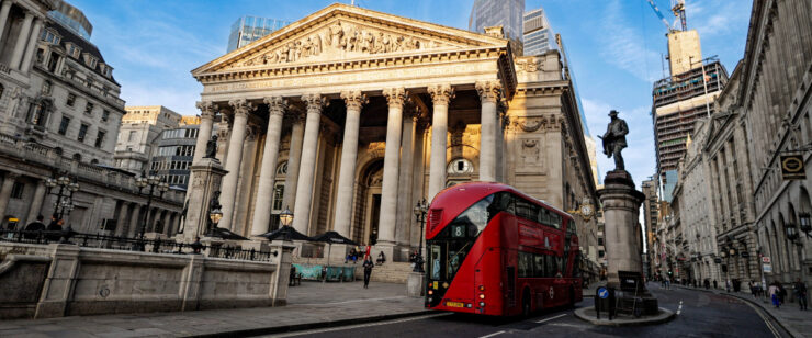 Pilt on tehtud Londonist, taustal on uhked ehitised ja eespool sõidab punane turistibuss. Artikkel on seotud teemaga dividendimaksjad.