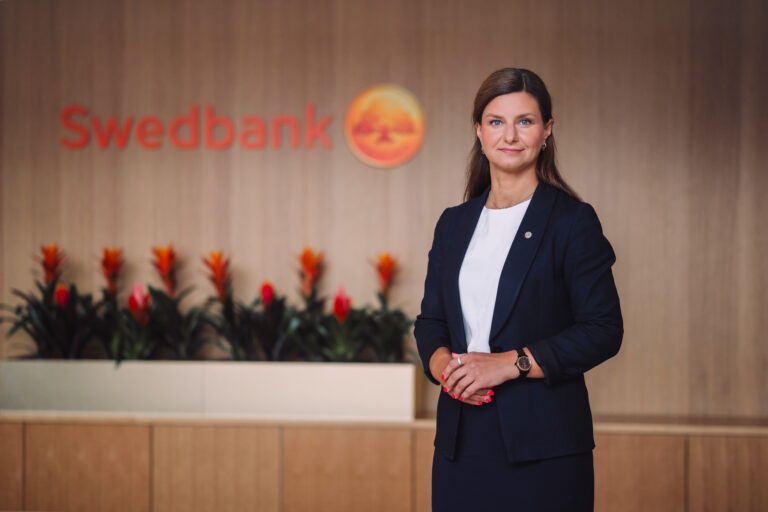 Fotol seisab Swedbanki logo ees Age Petter