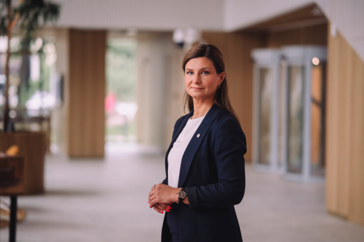 Fotol seisab Age Petter, kes vaatab kaamera suunas küljega