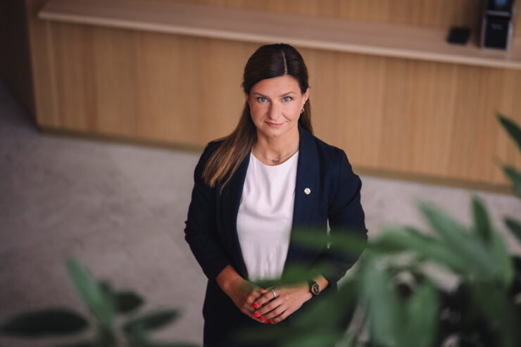 Fotol on Age Petter, kes vaatab alt üles