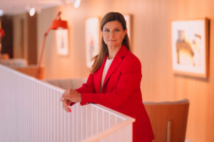 Fotol seisab Age Petter, nõjatudes vastu rõduäärt