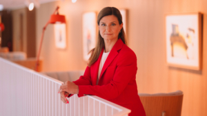 Fotol seisab Age Petter, nõjatudes vastu rõduäärt