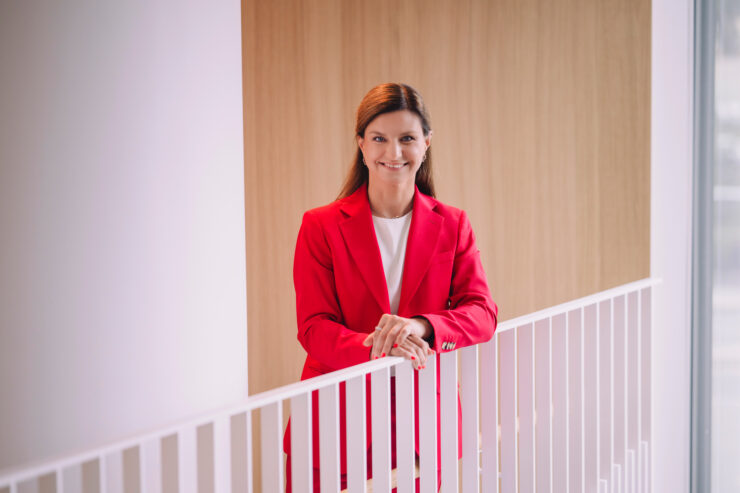 Fotol seisab Age Petter nõjatudes vastu rõduäärt