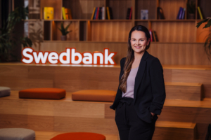 Fotol seisab Swedbanki kõneisik Gerli Puusild
