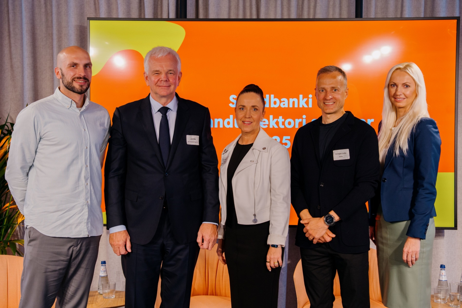 Fotol on Swedbanki kaubandusseminari panelistid, vasakult paremale: moderaator Mihkel Tamm, Tallinna Kaubamaja Grupist Jüri Käo, Tallink Siljast Piret Mürk-Dubout, Ballzyst Kristjan Luha ning Swedbanki kaubandussektori juht Maie Savtšenko