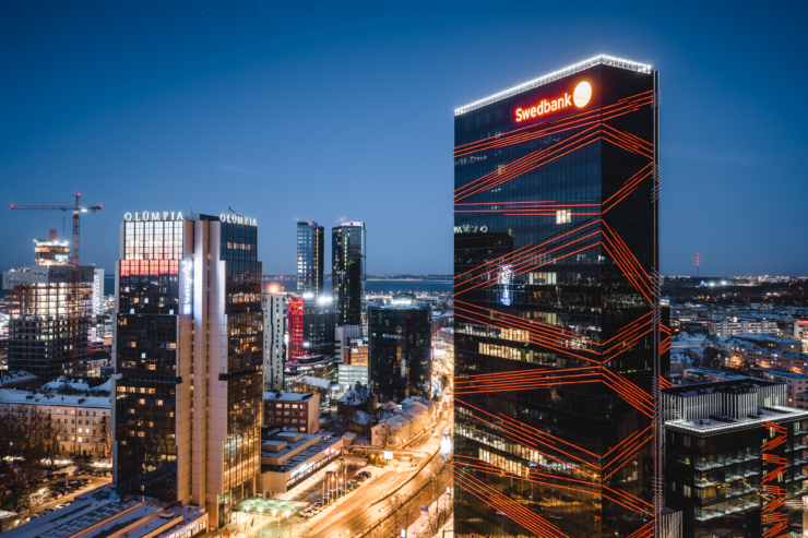 Tallinna arteri kvartal talvisel õhtul, tagaplaanil Tallinn tuledes