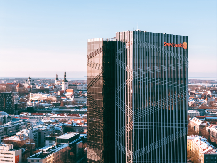 Tallinna arteri kvartal talvisel hommikul, taustal vanalinn