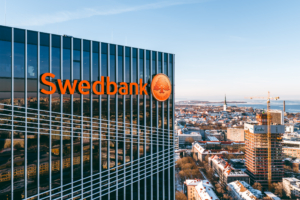 Tallinna arteri kvartal talvel, esiplaanil Swedbanki logo, tagaplaanil Meri ja Tallinn