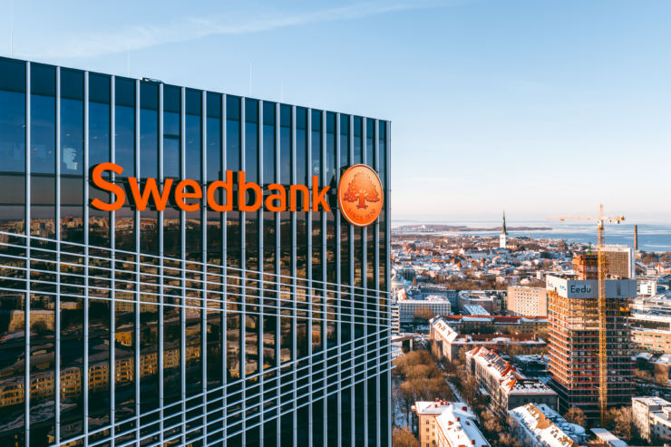 Tallinna arteri kvartal talvel, esiplaanil Swedbanki logo, tagaplaanil Meri ja Tallinn