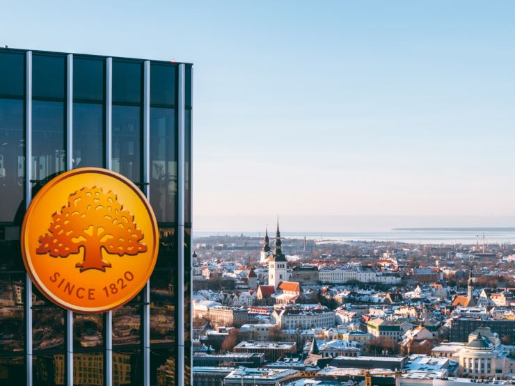 Tallina Arteri kvartali Swedbanki logo vasakul ja Tallinna vanalinn paremal