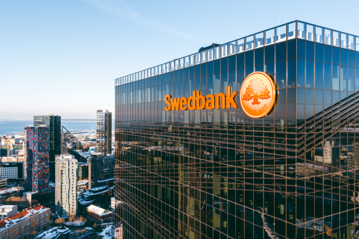 Tallinna arteri kvartal talvel, fookuses Swedbanki logo maja peal
