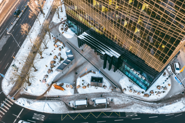 Tallinna arteri kvartali talvine Swedbanki sissepääs