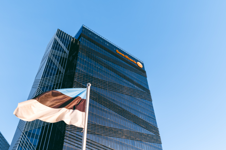 Tallinna arteri kvartal talvel, esiplaanil Eesti lipp