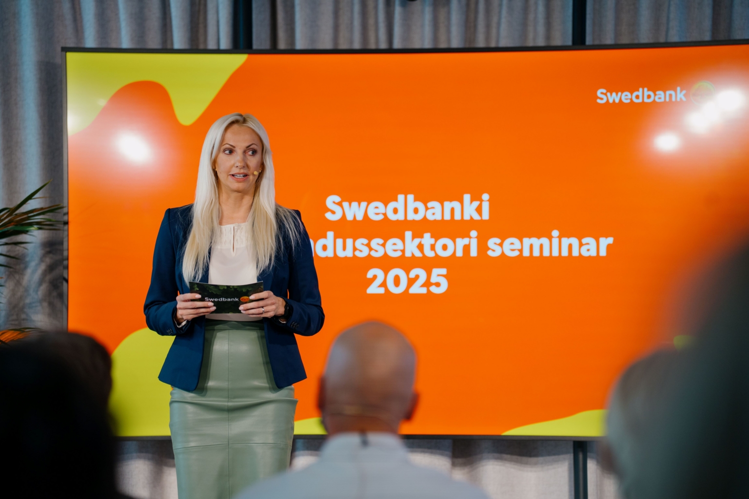 Fotol räägib Swedbanki kaubandussektori juht Maie Savtšenko Swedbanki kaubandusuuringu tulemuste seminaril