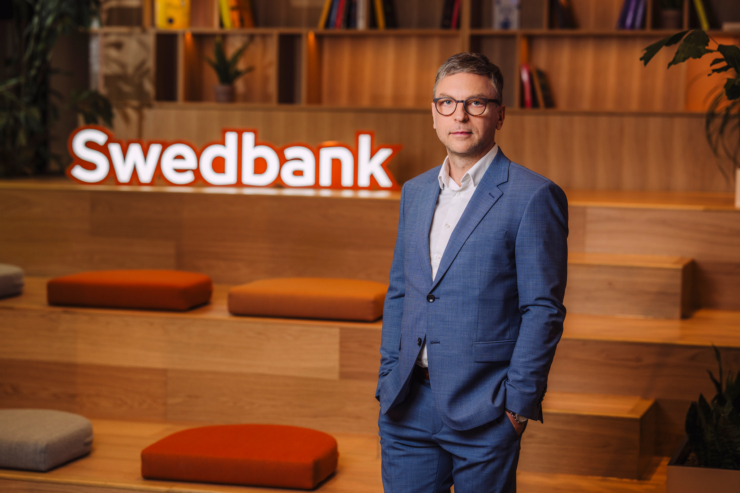 Fotol seisab Swedbanki kõneisik Oliver Olt