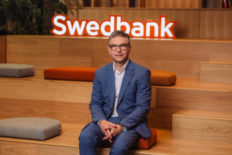 Fotol seisab Swedbanki kõneisik Oliver Olt