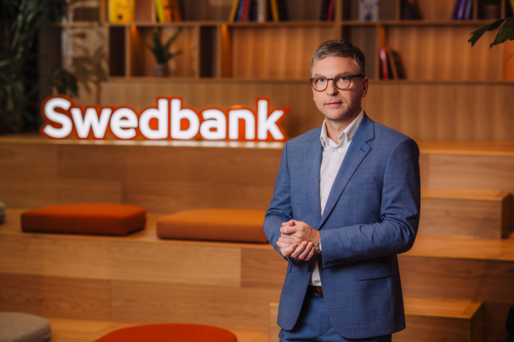 Fotol seisab Swedbanki kõneisik Oliver Olt