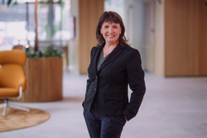 Fotol seisab Swedbanki kõneisik Aet Altroff