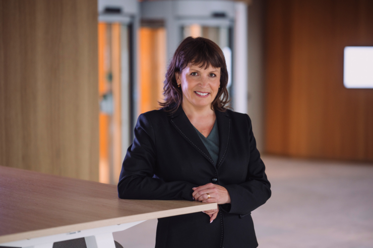 Fotol seisab Swedbanki kõneisik Aet Altroff