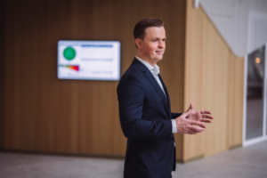 Fotol seisab Swedbanki kõneisik Allan Gaidunko