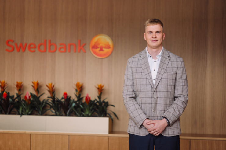 Fotol seisab Swedbanki kõneisik Alvar Mällo