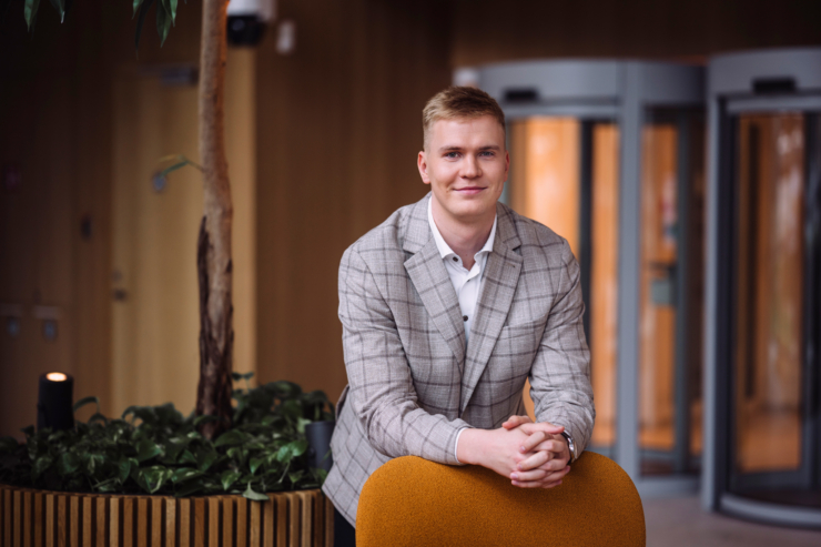 Fotol seisab Swedbanki kõneisik Alvar Mällo