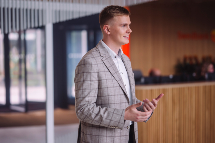 Fotol seisab Swedbanki kõneisik Alvar Mällo