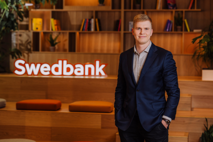 Fotol seisab Swedbanki kõneisik Alvar Mällo