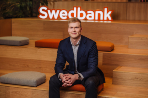Fotol seisab Swedbanki kõneisik Alvar Mällo