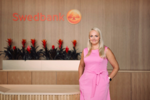 Fotol seisab Swedbanki kõneisik Anne Pärgma