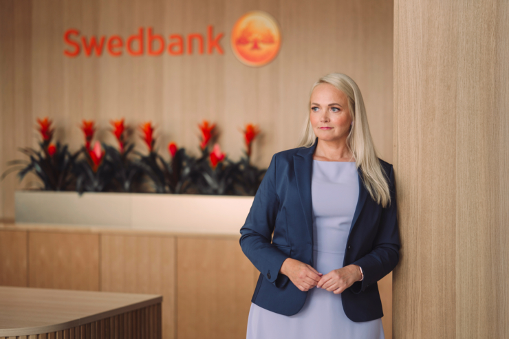 Fotol seisab Swedbanki kõneisik Anne Pärgma