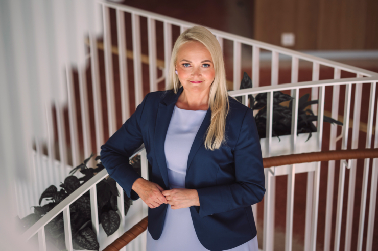 Fotol seisab Swedbanki kõneisik Anne Pärgma