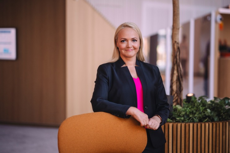 Fotol seisab Swedbanki kõneisik Anne Pärgma