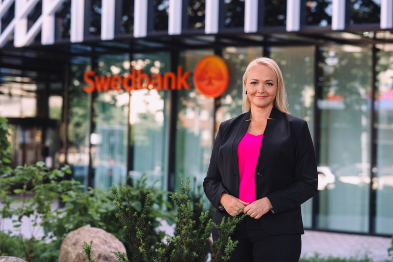 Fotol seisab Swedbanki kõneisik Anne Pärgma