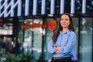 Fotol seisab Swedbanki kõneisik Anu Liblik