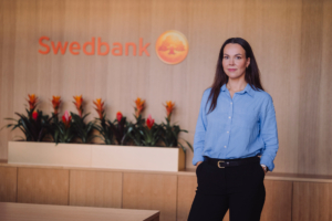 Fotol seisab Swedbanki kõneisik Anu Liblik