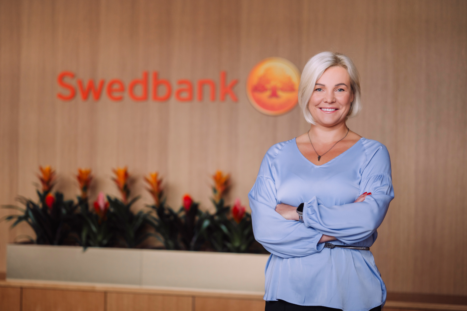 Fotol seisab Swedbanki kõneisik Astrid Maldre